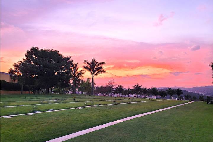 Fim de tarde sobre as quadras, com o céu alaranjado