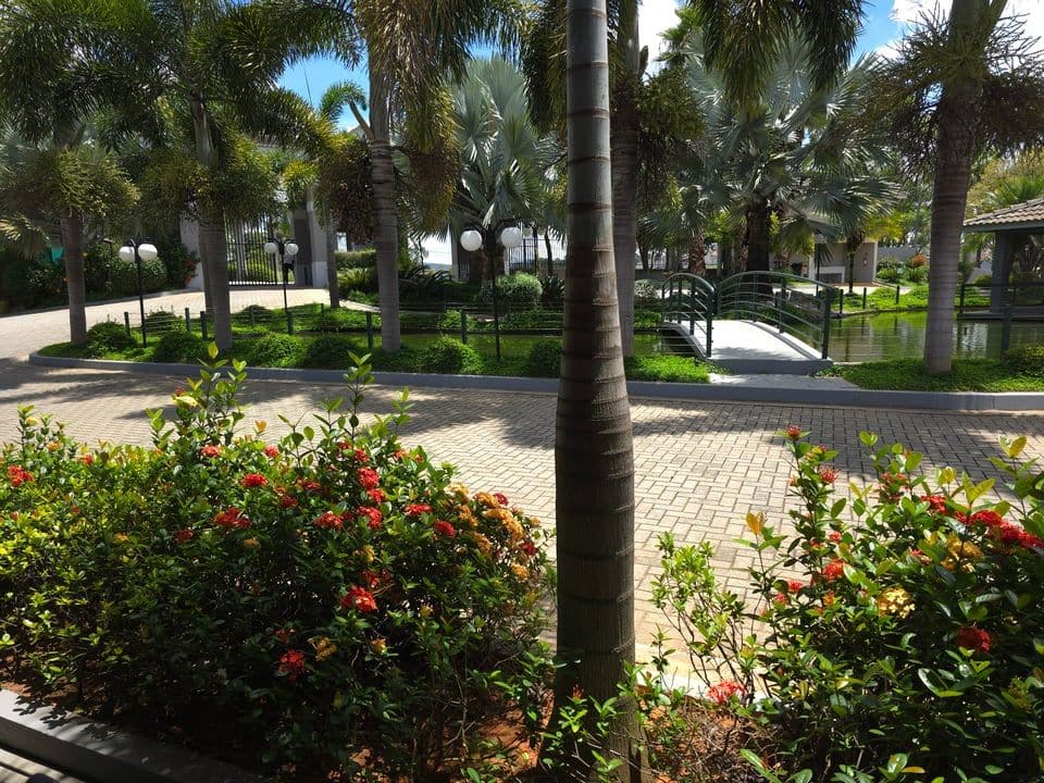 Parque do Valle das Colinas, com o lago e os canteiros floridos
